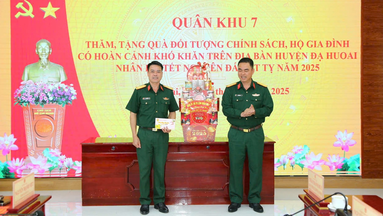 Tặng quà Tết Ban CHQS huyện Đạ Huoai