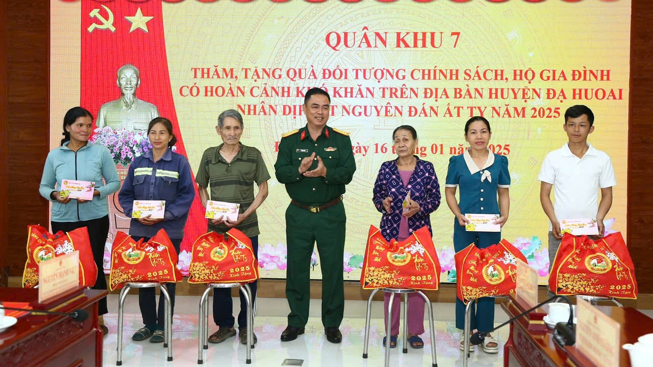Đại tá Lê Xuân Bình - Phó Tư lệnh Quân khu 7 tặng quà Tết các hộ gia đình khó khăn
