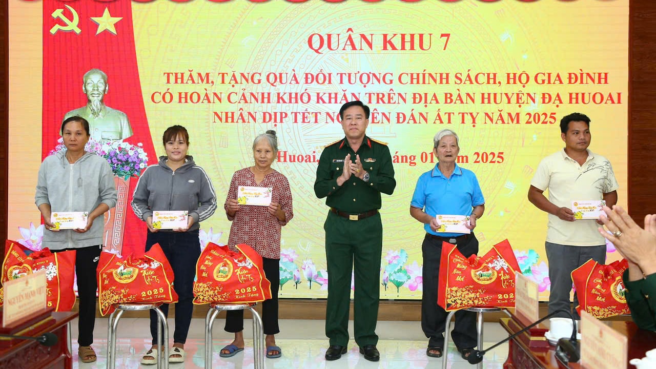 Đại tá Thái Thành Đức - Phó Chủ nhiệm Chính trị Quân khu 7 tặng quà Tết các hộ gia đình khó khăn