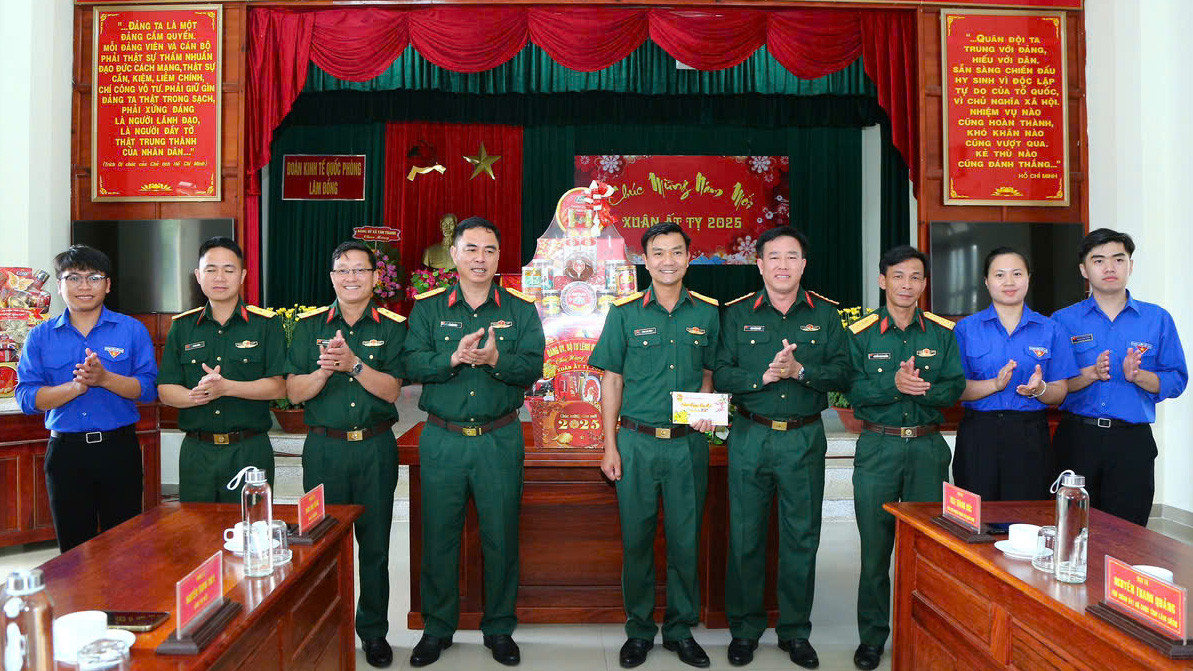 Đoàn công tác Bộ Tư lệnh Quân khu 7 tặng quà cán bộ, chiến sĩ Đoàn Kinh tế Quốc phòng Lâm Đồng