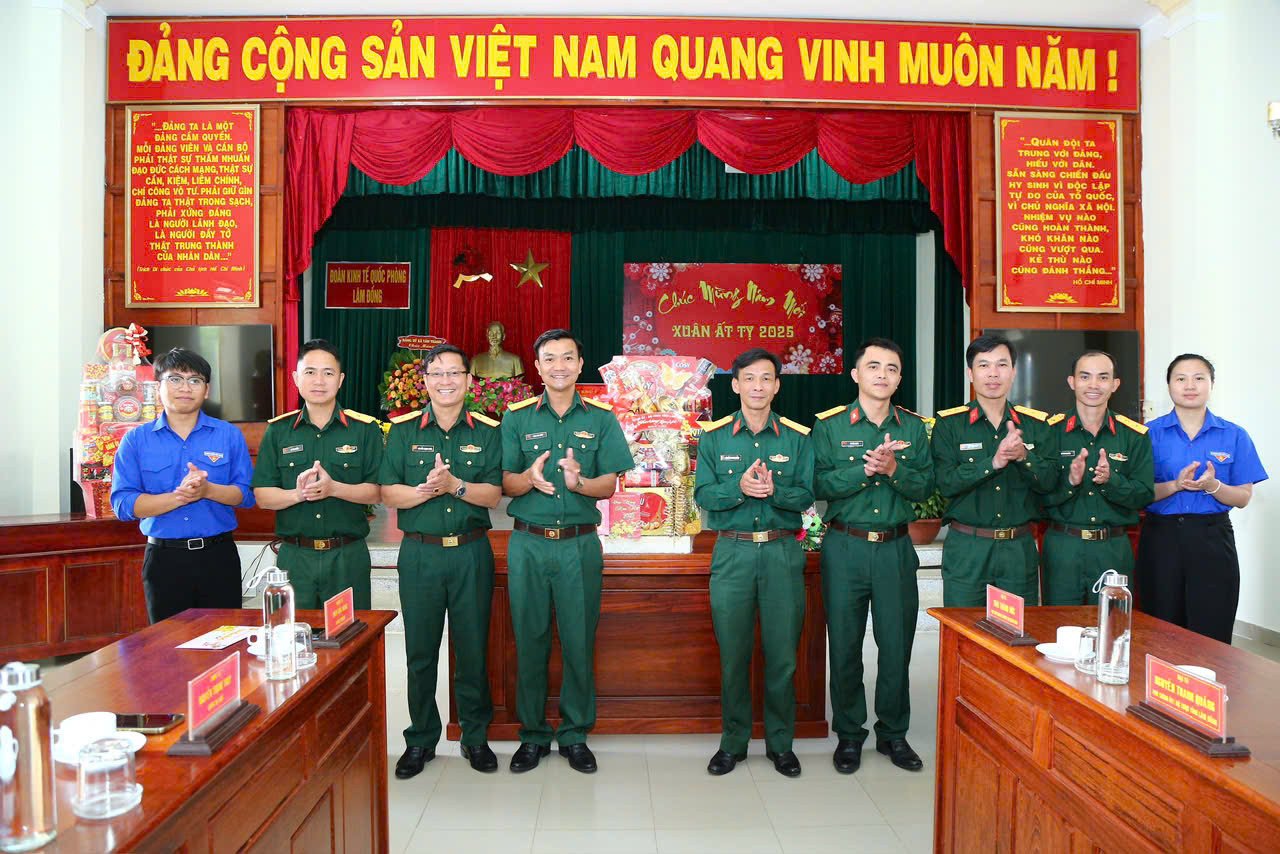 Thủ trưởng Bộ CHQS tỉnh tặng quà chúc Tết đoàn KTQP Lâm Đồng