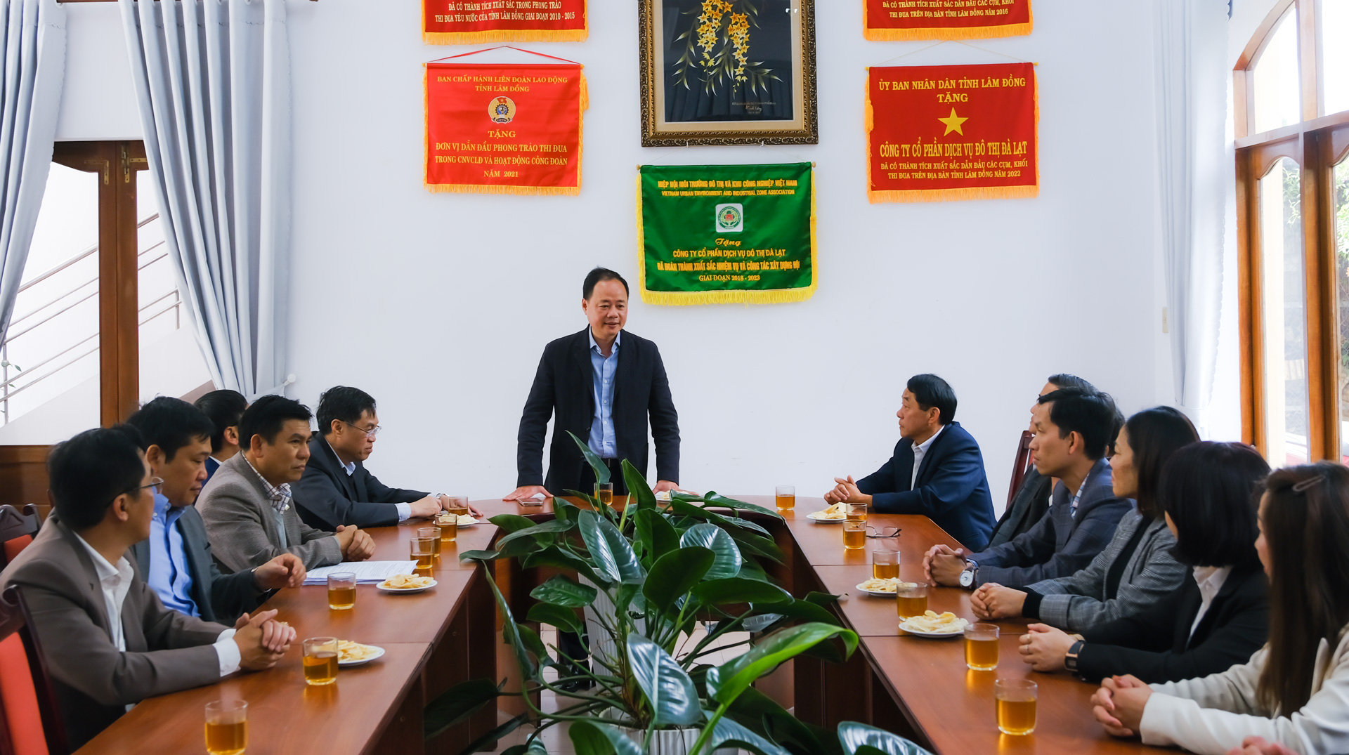 Đồng chí Trần Hồng Thái - Chủ tịch UBND tỉnh Lâm Đồng bày tỏ sự quan tâm, chia sẻ với công việc đặc thù của các cán bộ, công nhân viên Công ty Cổ phần Dịch vụ đô thị Đà Lạt