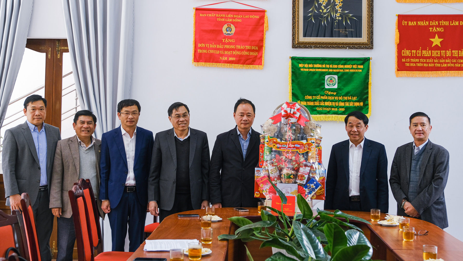 Đồng chí Trần Hồng Thái - Chủ tịch UBND tỉnh Lâm Đồng cùng đoàn công tác trao quà, chúc Tết Công ty Cổ phần Dịch vụ đô thị Đà Lạt