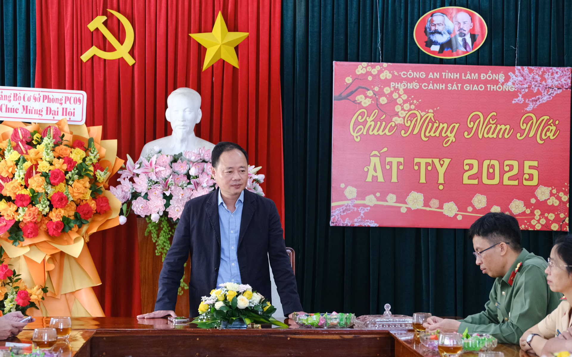Chủ tịch UBND tỉnh Lâm Đồng Trần Hồng Thái thăm hỏi, chúc Tết lực lượng cảnh sát giao thông sẽ trực chiến 100% vào dịp Tết Nguyên đán