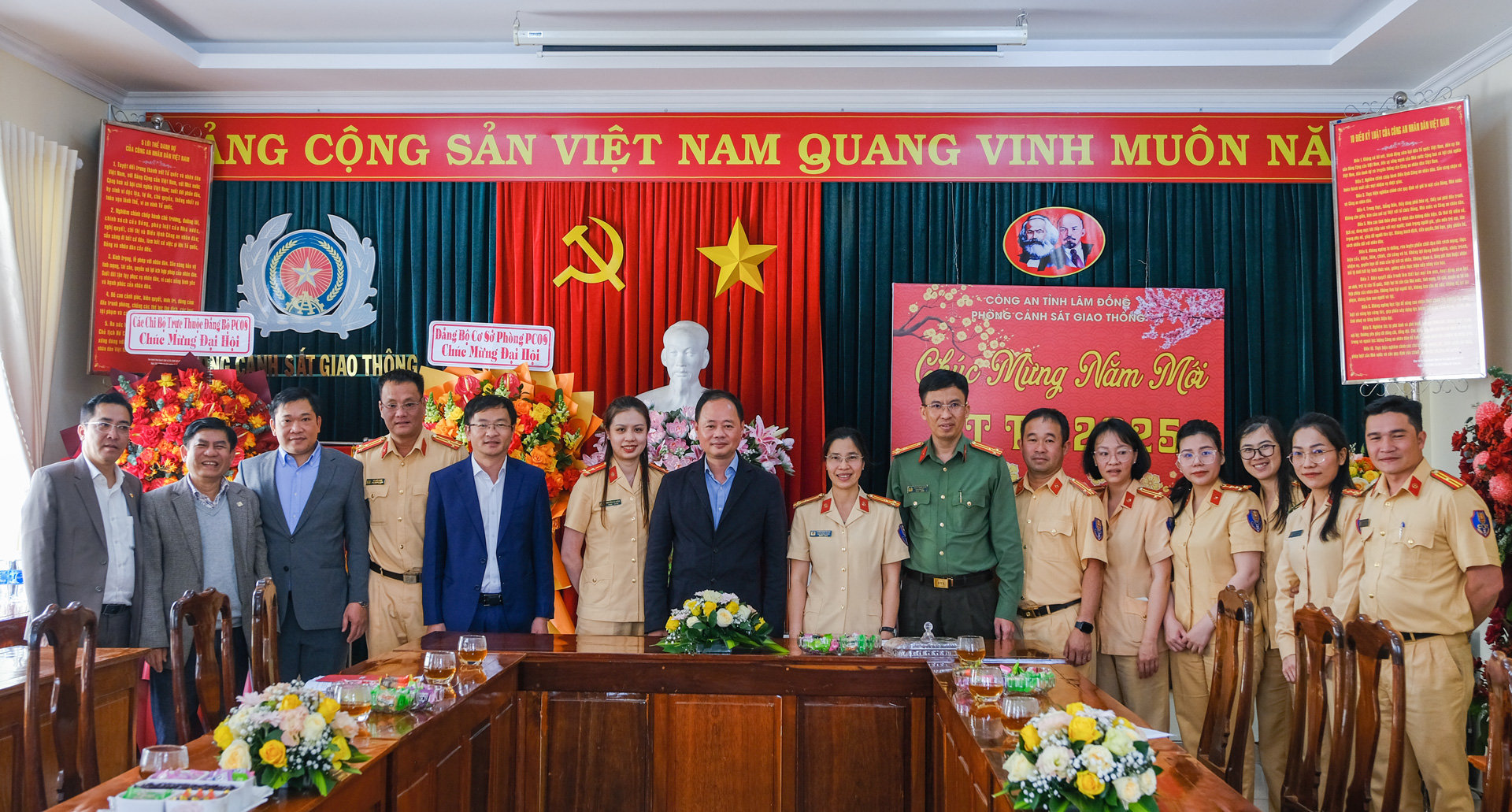 Cán bộ, chiến sĩ Phòng Cảnh sát Giao thông, Công an tỉnh Lâm Đồng chụp ảnh lưu niệm cùng Chủ tịch UBND tỉnh Trần Hồng Thái và Thượng tá Phạm Thanh Hùng - Phó Giám đốc Công an tỉnh Lâm Đồng