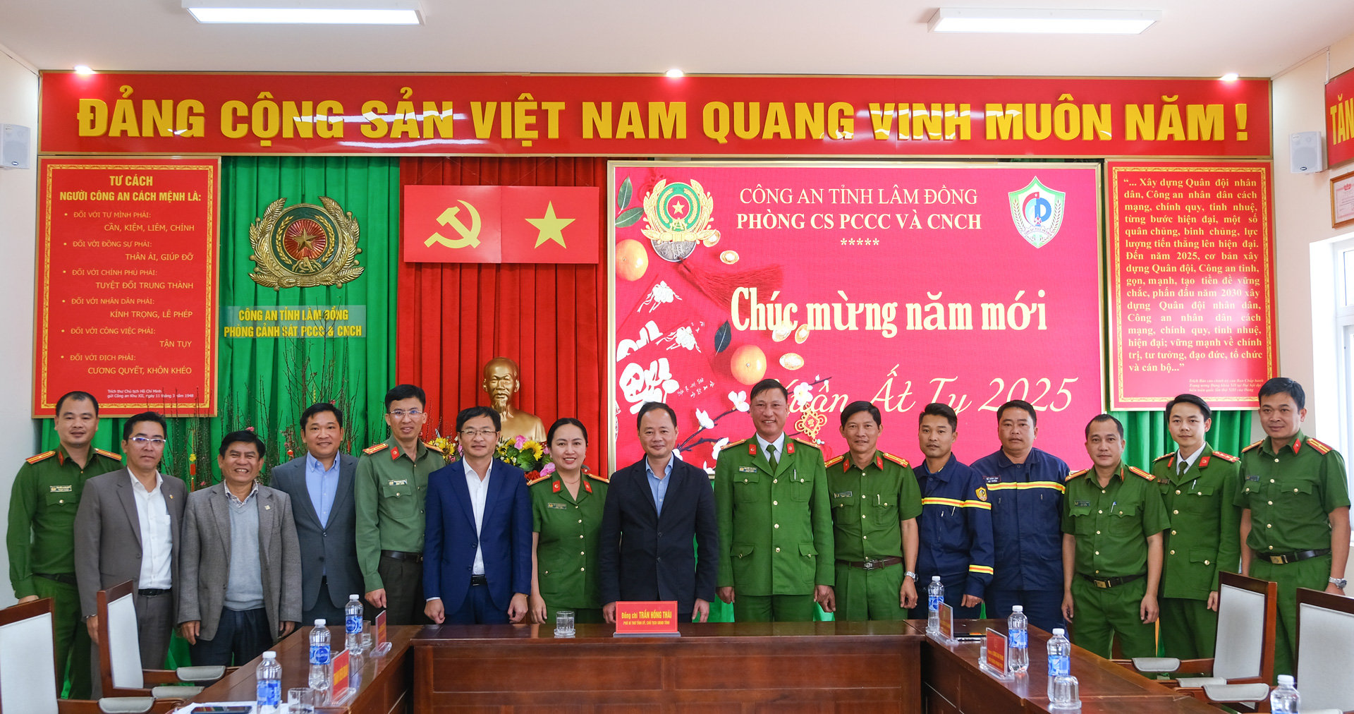 Chủ tịch UBND tỉnh và đoàn công tác chụp hình lưu niệm cùng cán bộ, chiến sĩ Phòng Cảnh sát phòng cháy, chữa cháy và cứu nạn, cứu hộ
