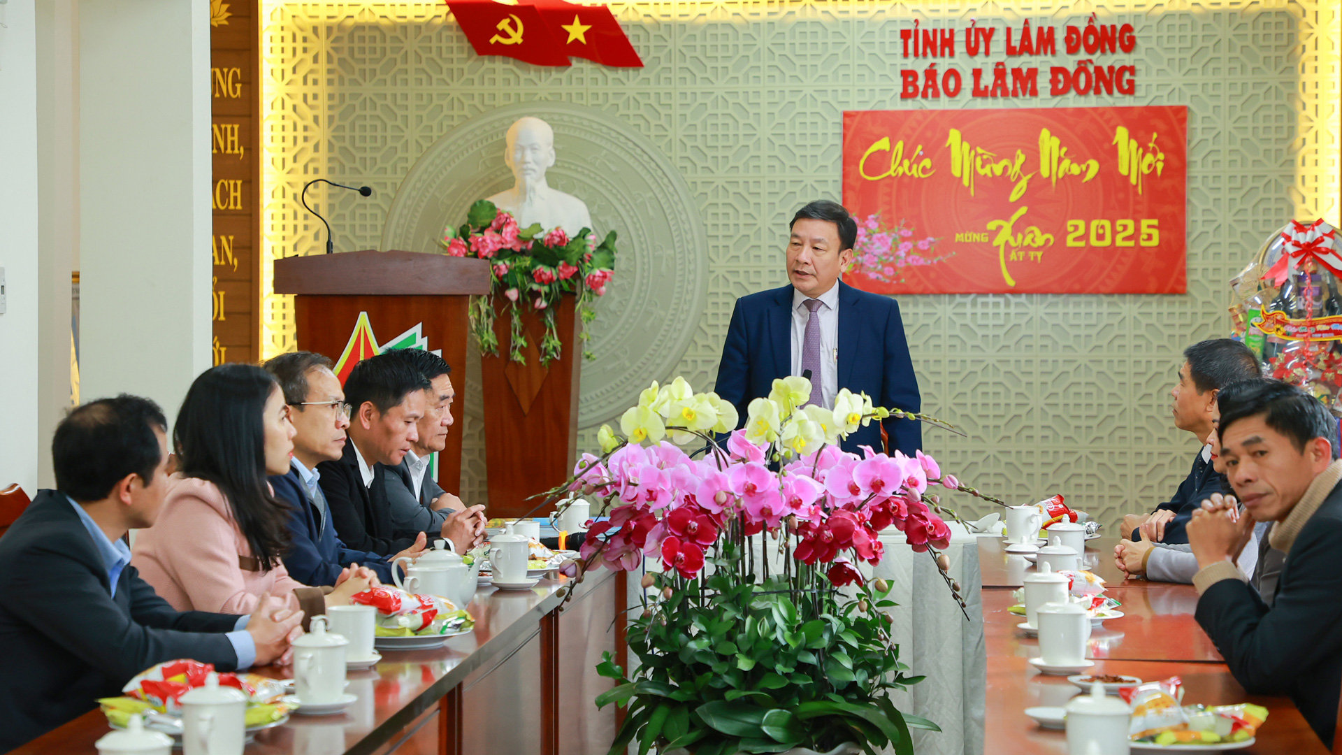 Đoàn thăm và chúc Tết Báo Lâm Đồng