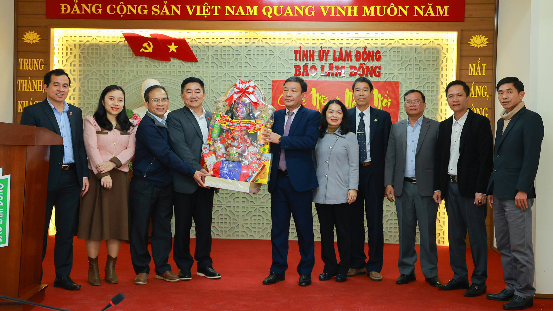 Chúc mừng và tặng quà Tết cán bộ, phóng viên, người lao động Báo Lâm Đồng
