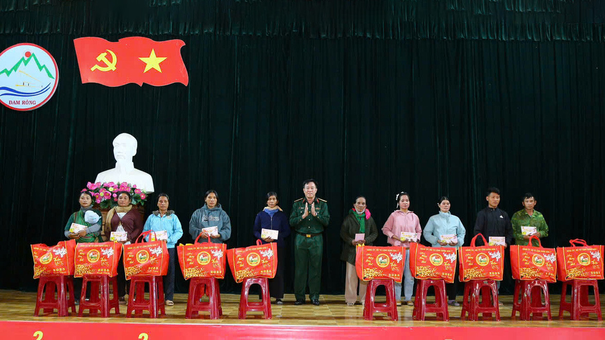 Đại tá Thái Thành Đức - Phó Chủ nhiệm Chính trị Quân khu 7 tặng quà cho bà con