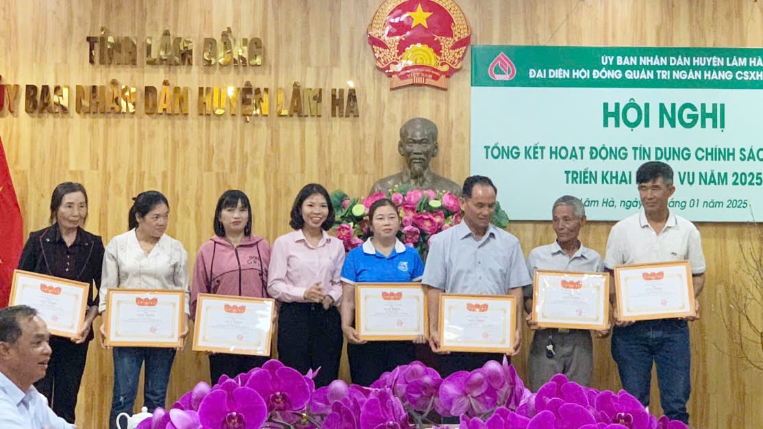 Trao Giấy khen của UBND huyện Lâm Hà cho các cá nhân có thành tích xuất sắc trong hoạt động tín dụng chính sách năm 2024