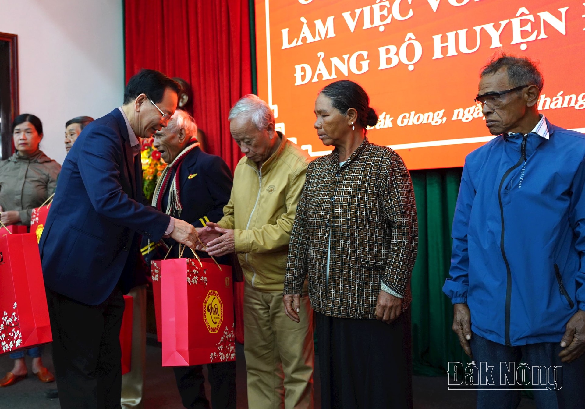  Bí thư Tỉnh uỷ Ngô Thanh Danh, Trưởng đoàn ĐBQH tỉnh Đắk Nông trao tặng quà cho các hộ gia đình có công với cách mạng và có hoàn cảnh khó khăn trên địa bàn huyện Đắk Glong