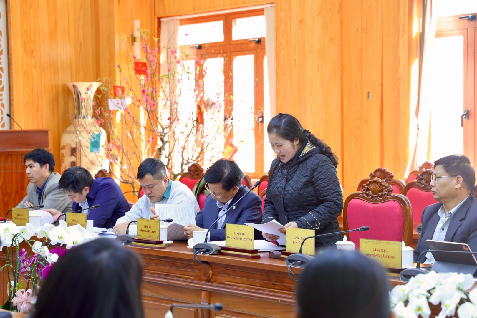 Bà Phạm Thị Ánh Tuyết - Chủ tịch Hội Liên hiệp Phụ nữ tỉnh Lâm Đồng, trao đổi các giải pháp tăng cường hiệu quả hoạt động TDCS...