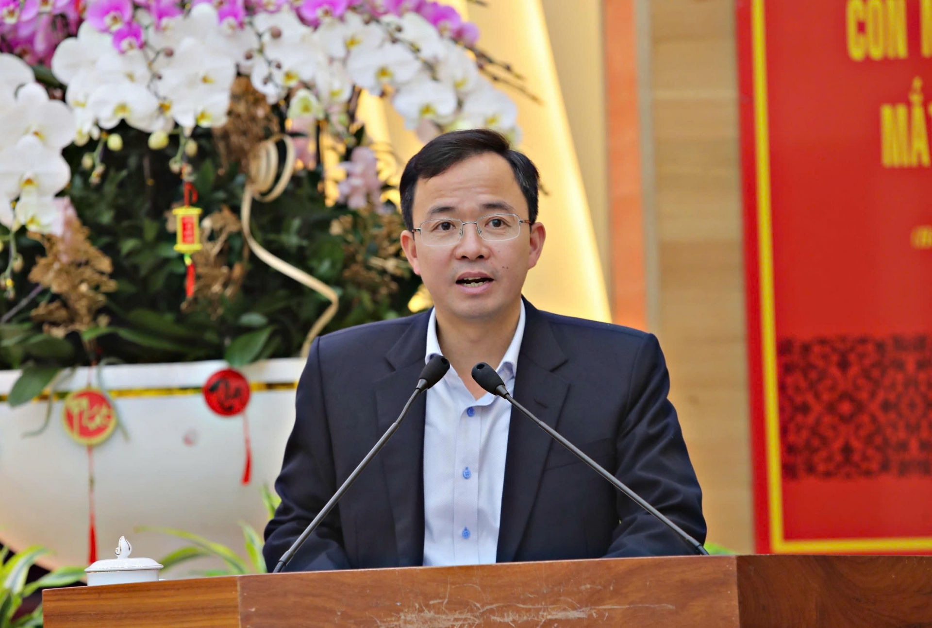 Đồng chí Nguyễn Văn Lộc - Phó trưởng Ban Thường trực Ban Tổ chức Tỉnh uỷ báo cáo kết quả công tác tổ chức