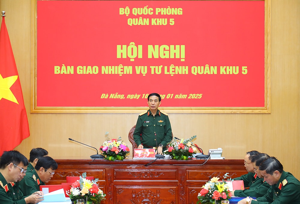 Bàn giao nhiệm vụ Tư lệnh Quân khu- Ảnh 1.