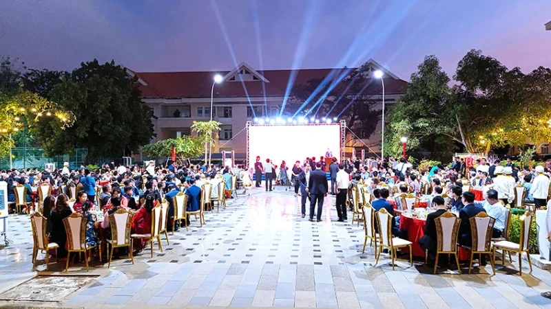 Quang cảnh chương trình Xuân Quê hương 2025 trong khuôn viên Đại sứ quán Việt Nam ở Phnom , Campuchia. (Ảnh: Nguyễn Hiệp)