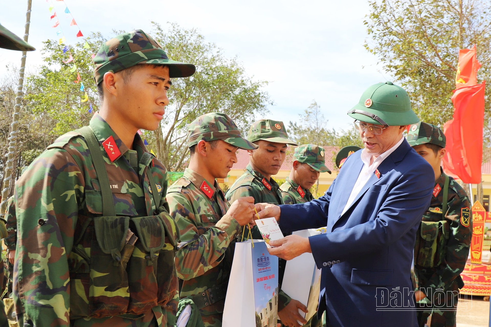 Phó Chủ tịch Quốc hội tặng quà tết tới cán bộ, chiến sĩ Đại đội Bộ binh 3