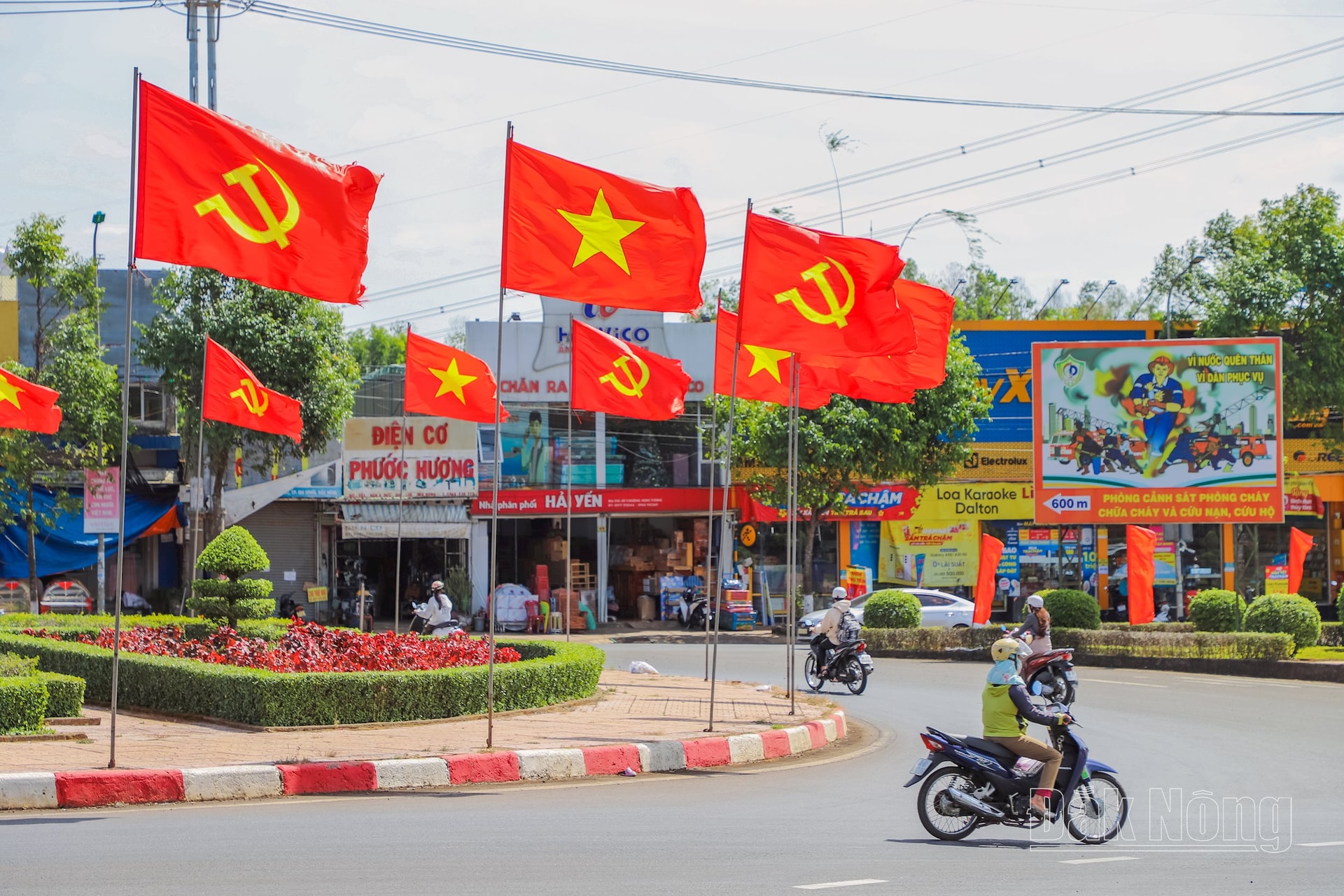 Sắc đỏ từ Quốc kỳ, cờ Đảng bay phấp phới trên các tuyến đường trung tâm TP. Gia Nghĩa, tỉnh Đắk Nông