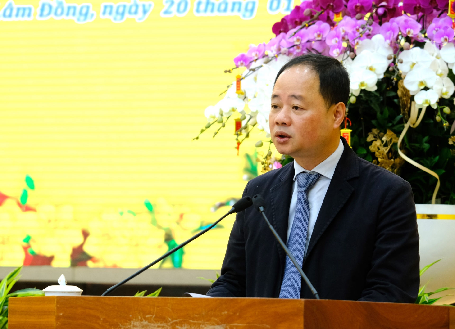 Đồng chí Trần Hồng Thái - Phó Bí thư Tỉnh ủy, Chủ tịch UBND tỉnh thông tin đến các đồng chí nguyên lãnh đạo tỉnh tình hình kinh tế - xã hội, quốc phòng - an ninh, xây dựng Đảng - hệ thống chính trị năm 2024 và mục tiêu, nhiệm vụ, giải pháp năm 2025