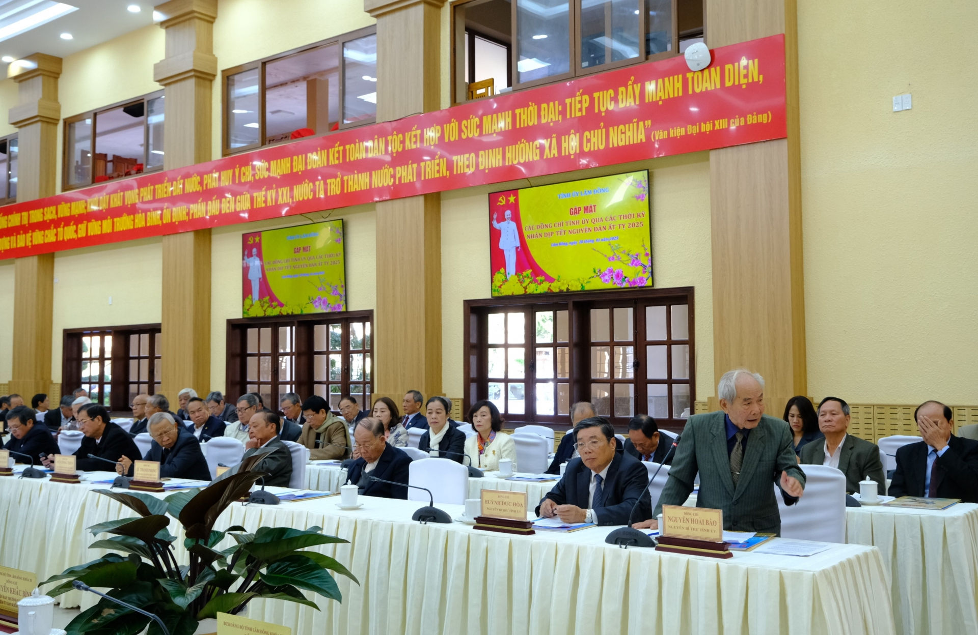 Các đồng chí nguyên lãnh đạo tỉnh qua các thời kỳ tham dự buổi gặp 