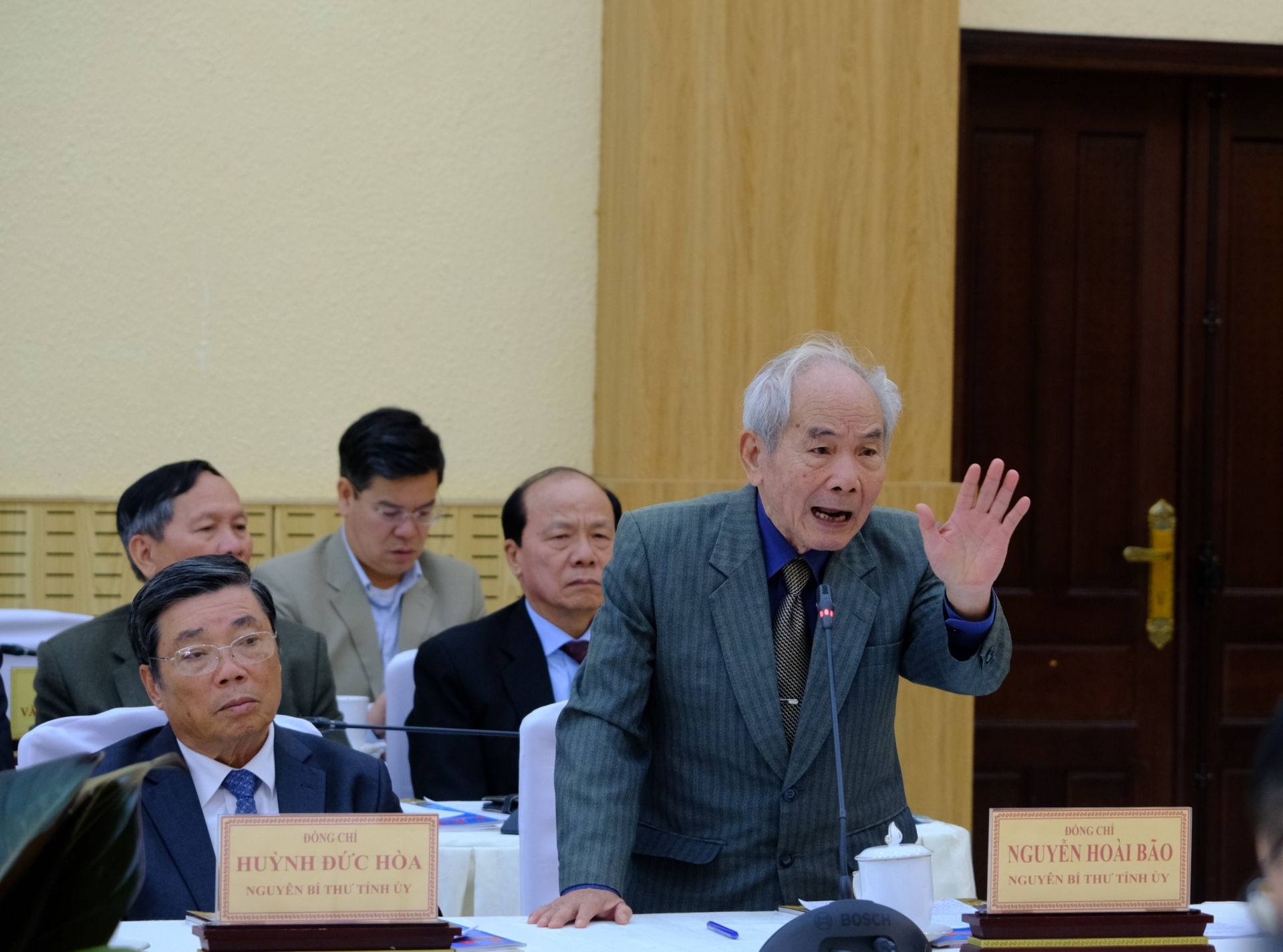 Đồng chí Nguyễn Hoài Bão - Nguyên Bí thư Tỉnh ủyng chí Nguyễn Hoài Bão - Nguyên Bí thư Tỉnh ủy phát biểu ý kiến