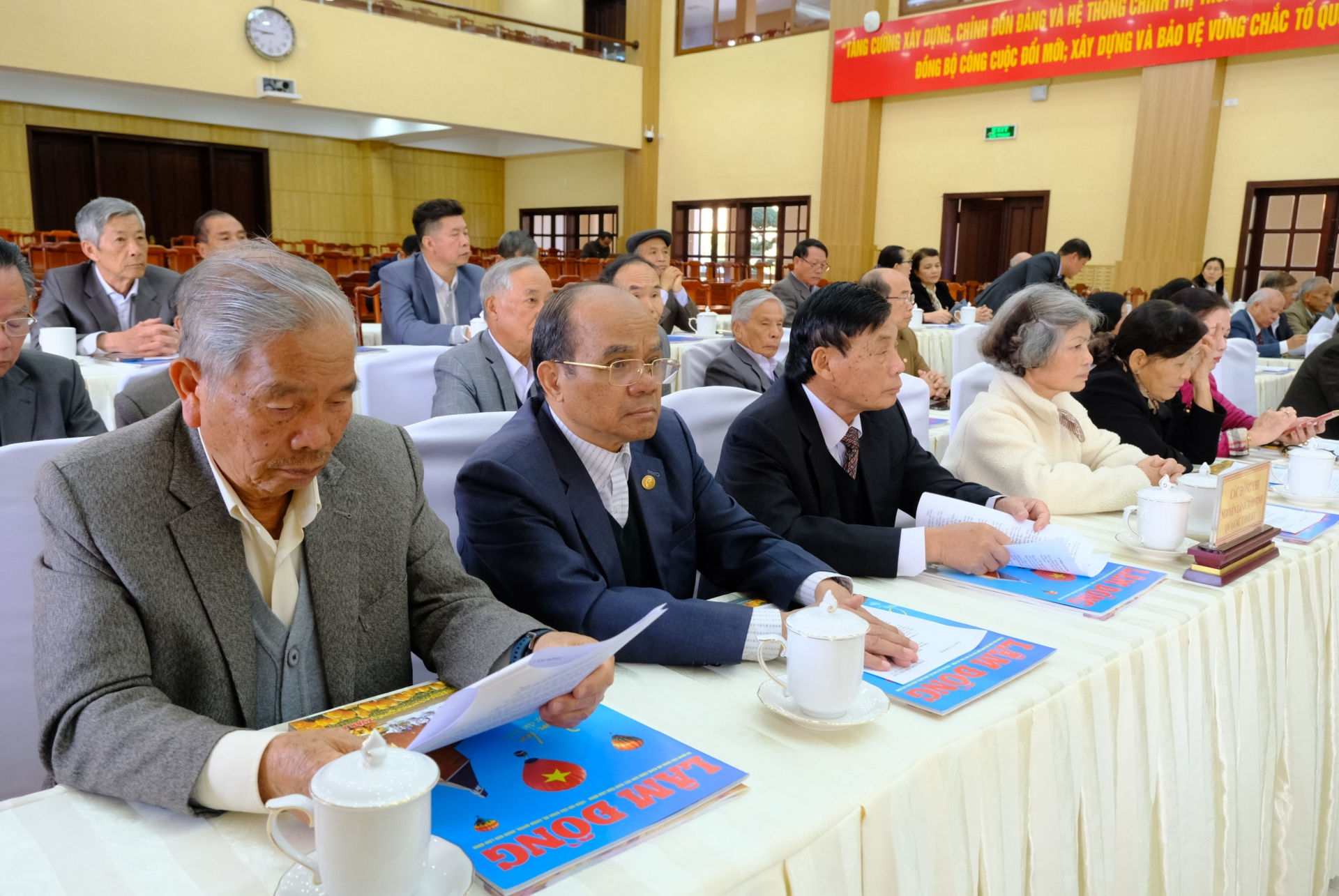 Các đồng chí nguyên lãnh đạo tỉnh qua các thời kỳ tham dự buổi gặp 