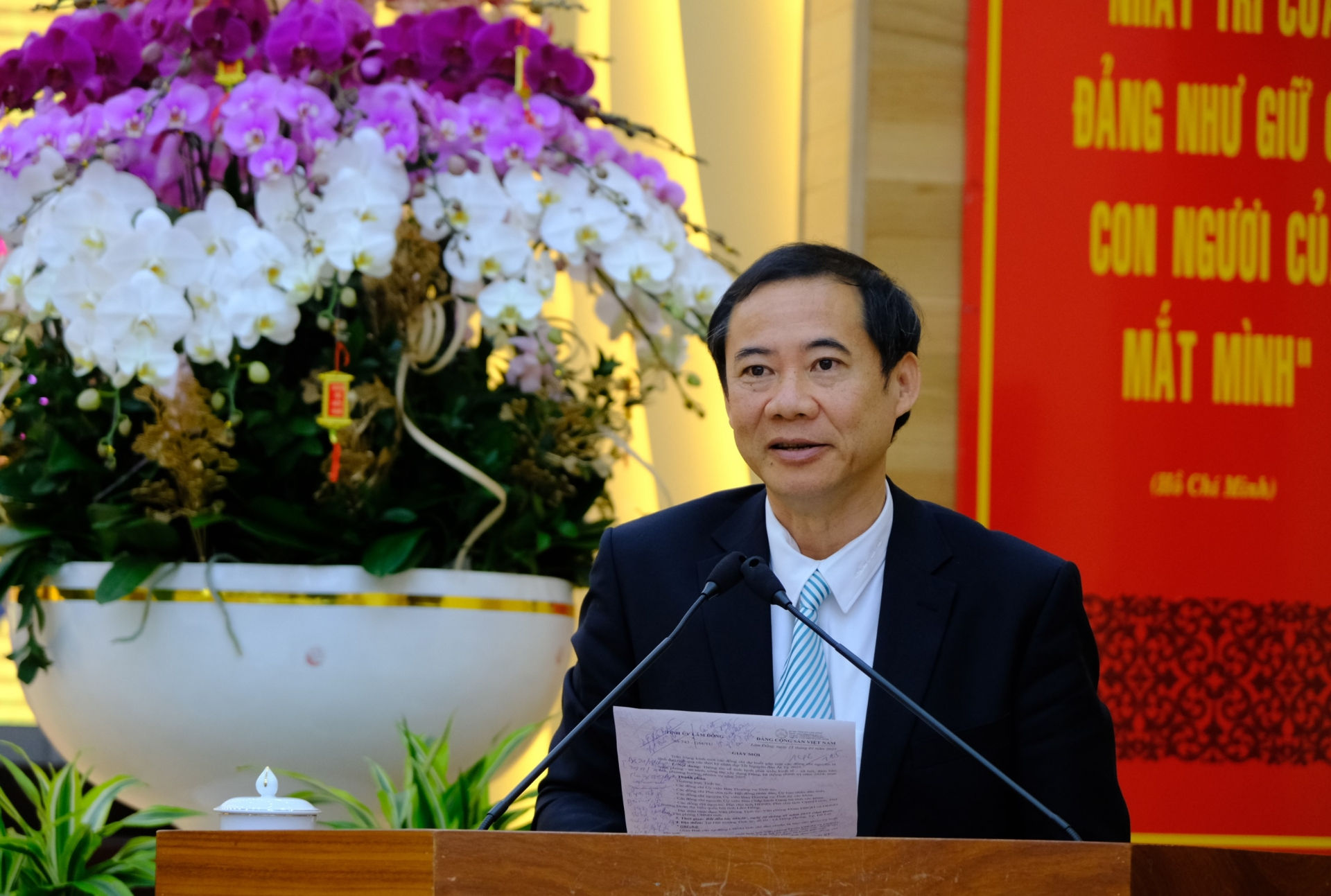 Đồng chí Quyền Bí thư Tỉnh uỷ Nguyễn Thái Học phát biểu ghi nhận những ý kiến đóng góp của các đồng chí nguyên lãnh đạo tỉnh qua các thời kỳ