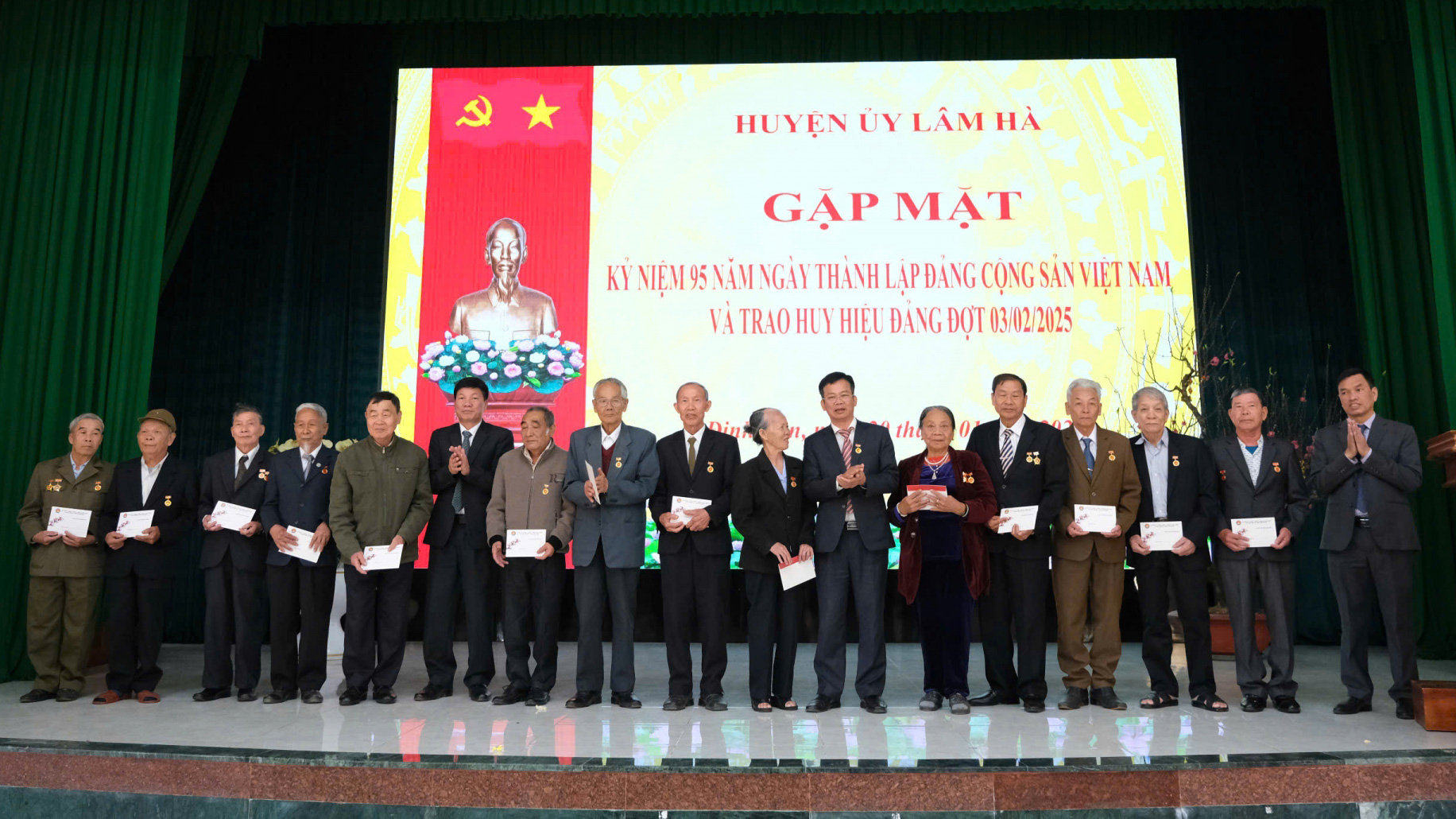 Lãnh đạo huyện Lâm Hà tặng quà cho các đảng viên