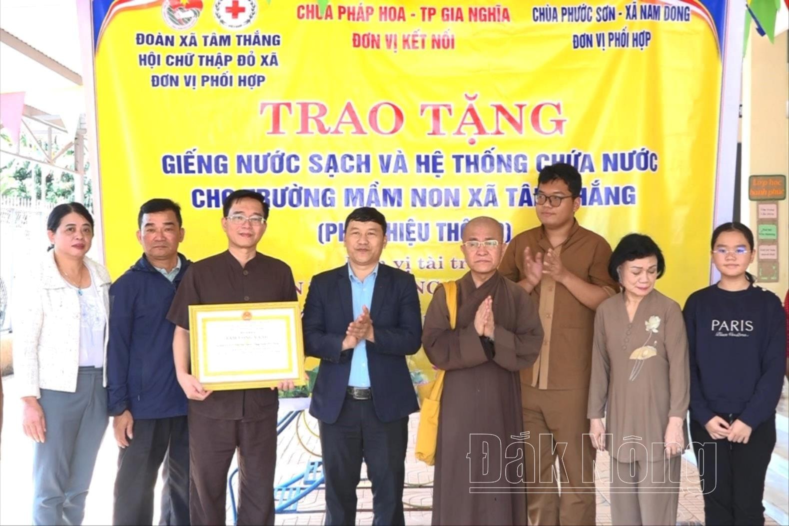 ubnd-xa-tam-thang-trao-bang-tam-long-vang-cho-ong-gia-dinh-ong-ong-van-vu-phuong-thao-tai-tp.-ho-chi-minh-1-.jpg