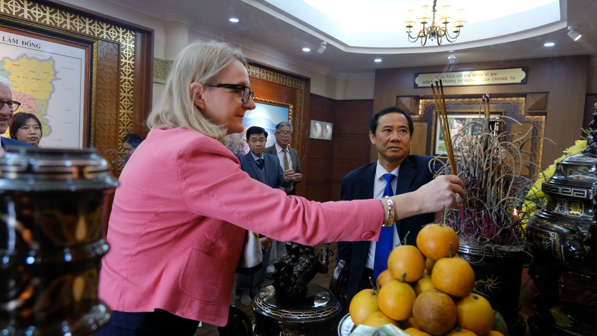Bà Sarah Hooper - Tổng lãnh sự Australia tại Thành phố Hồ Chí Minh dâng hương Chủ tịch Hồ chí Minh tại phòng thờ Bác Hồ ở trong khuôn viên Văn phòng Tỉnh ủy Lâm Đồng