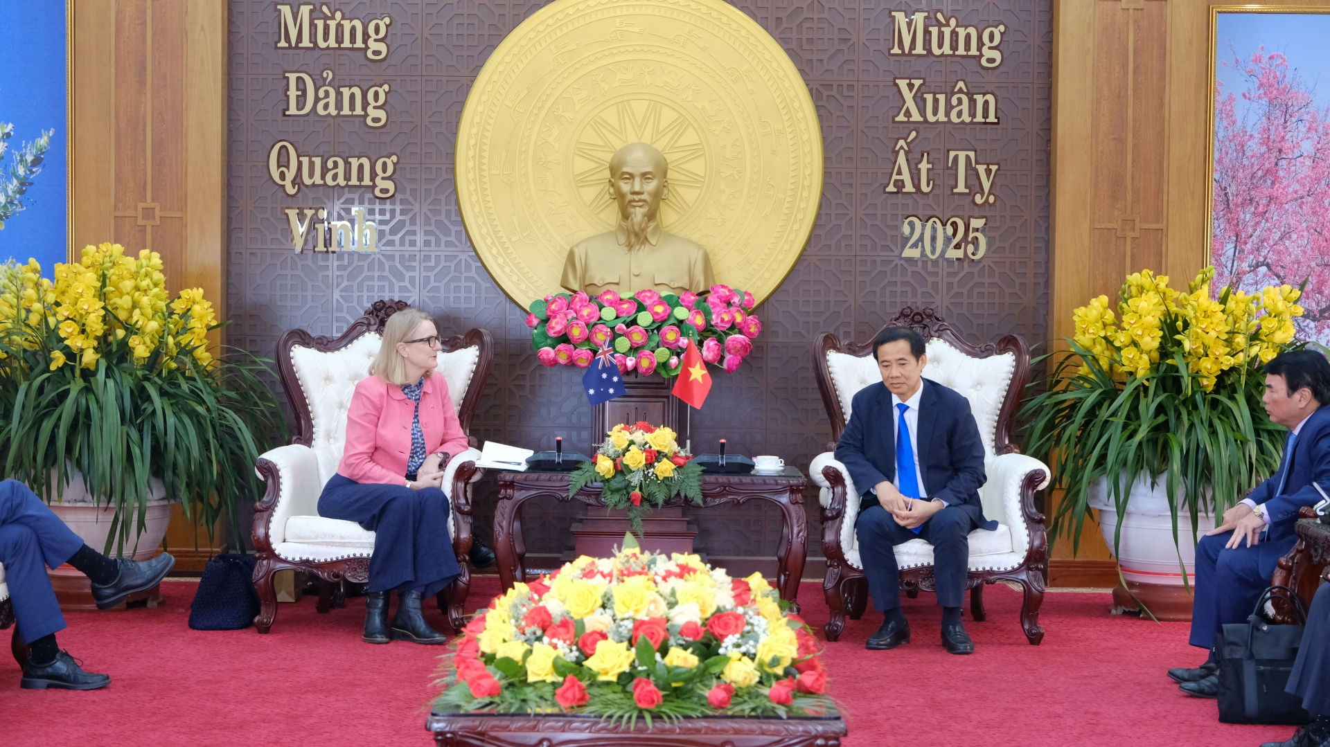Đồng chí Nguyễn Thái Học - Quyền Bí thư Tỉnh ủy đã tiếp xã giao bà Sarah Hooper - Tổng lãnh sự Australia tại Thành phố Hồ Chí Minh 