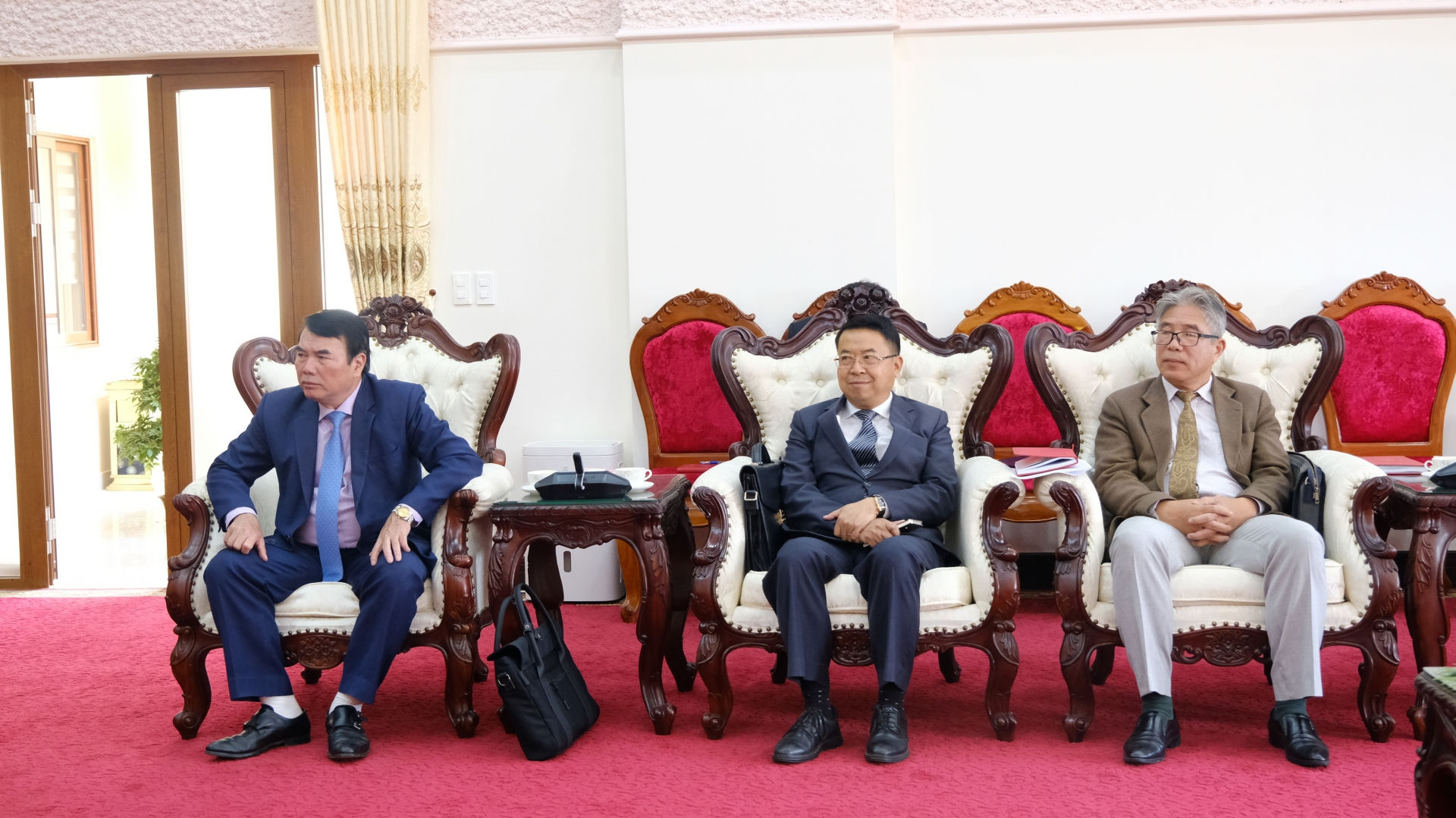 Các đồng chí lãnh đạo UBND tỉnh và một số sở, ngành tham dự buổi tiếp
