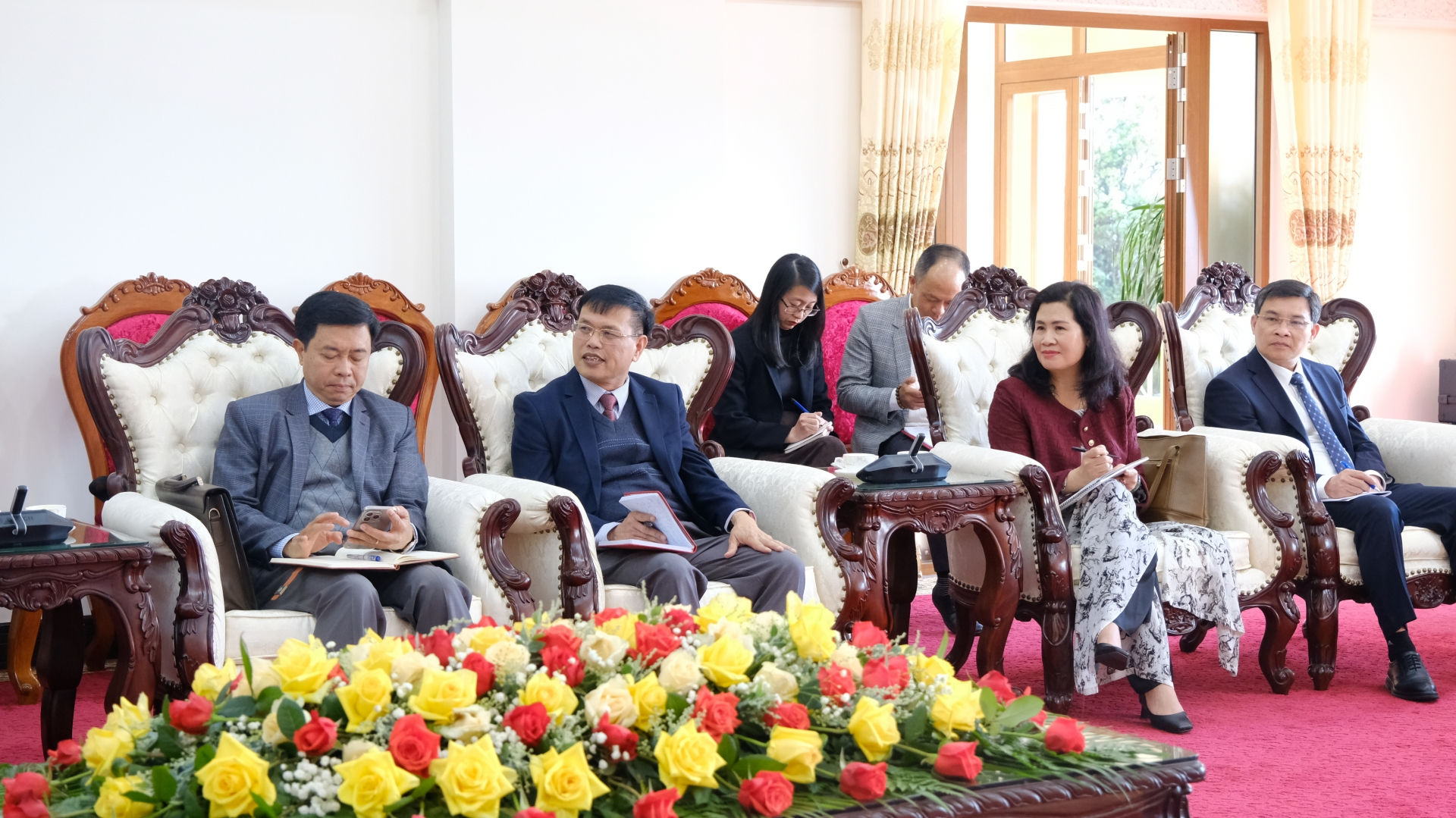 Các đồng chí lãnh đạo một số sở, ngành tham dự buổi tiếp