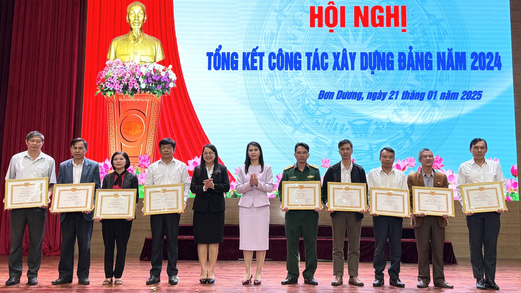 Trao Giấy khen của Huyện uỷ Đơn Dương cho 9 đảng bộ, chi bộ cơ sở đạt thành tích hoàn thành xuất sắc nhiệm vụ năm 2024