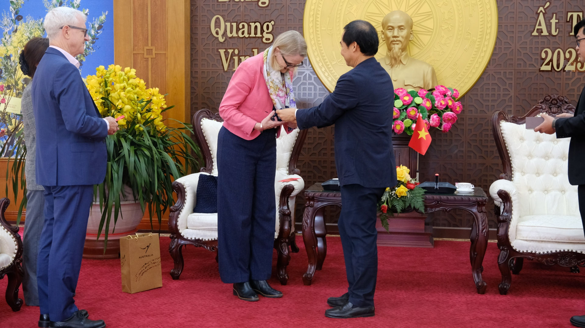 Đồng chí Nguyễn Thái Học tặng quà bà Sarah Hooper - Tổng lãnh sự Australia tại Thành phố Hồ Chí Minh 