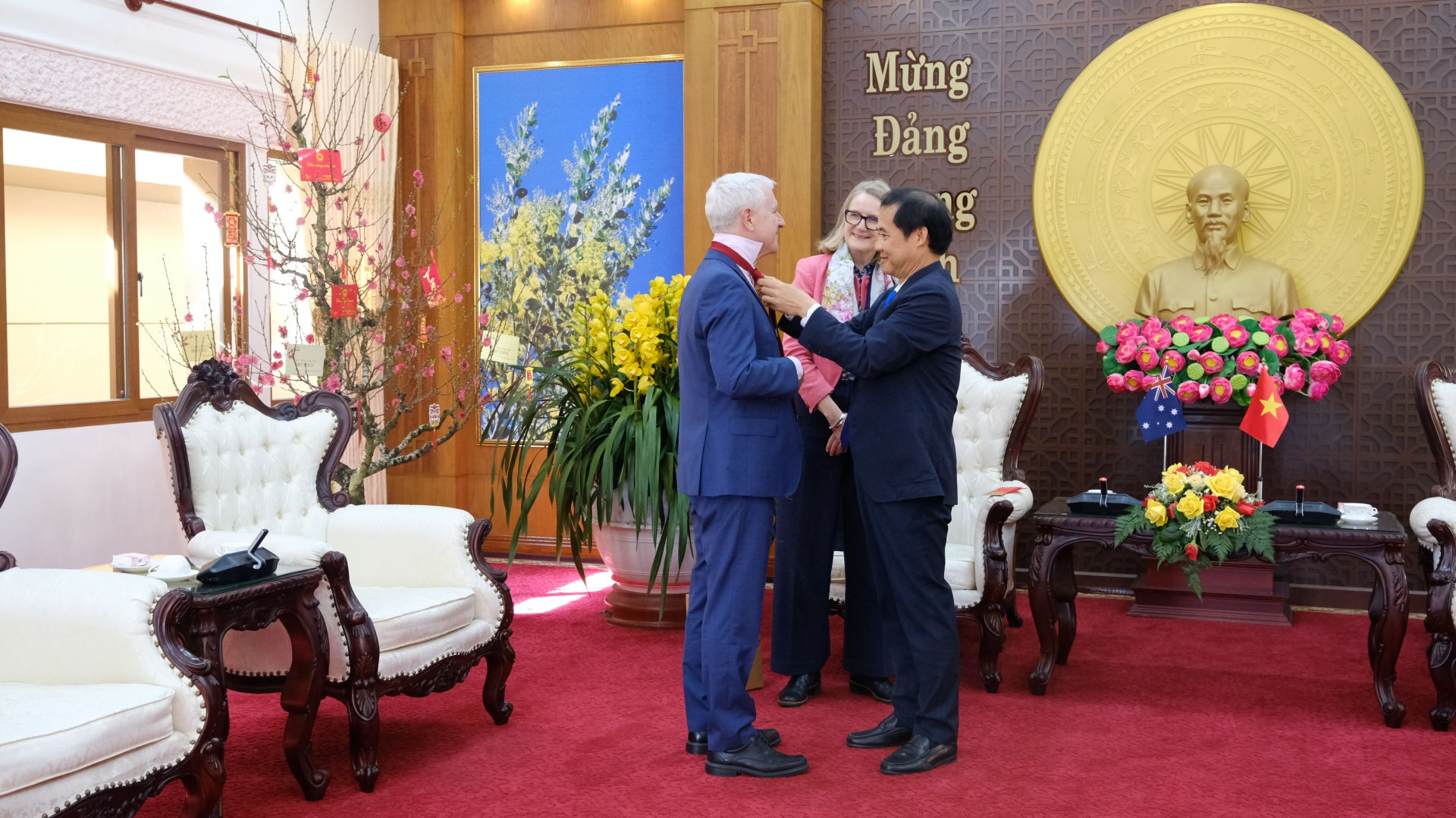Đồng chí Nguyễn Thái Học tặng quà phu quân bà Sarah Hooper - Tổng lãnh sự Australia tại Thành phố Hồ Chí Minh 