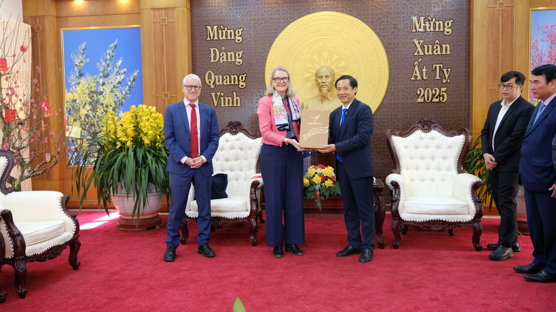 Bà Sarah Hooper - Tổng lãnh sự Australia tại Thành phố Hồ Chí Minh tặng quà đồng chí Nguyễn Thái Học - Quyền Bí thư Tỉnh uỷ