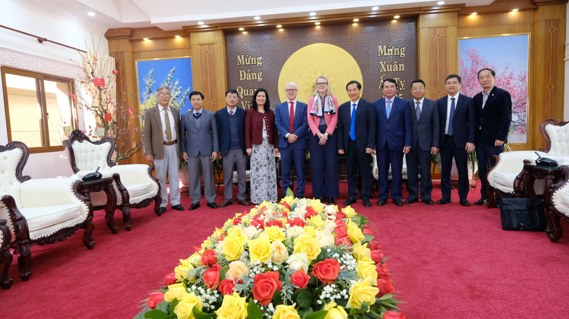 Các đại biểu chụp hình lưu niệm 