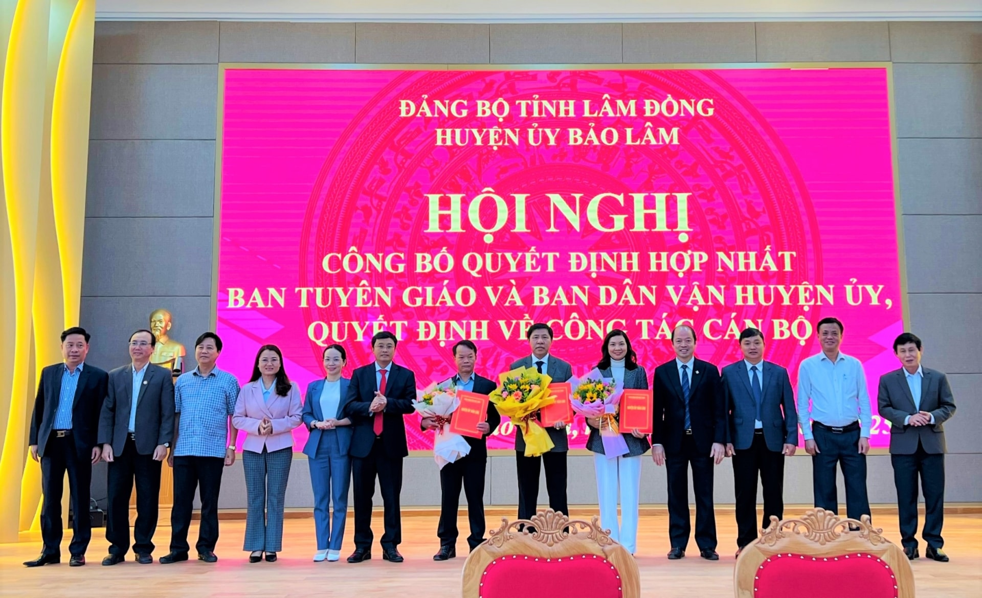 Đồng chí Nguyễn Viết Vân - Bí thư Huyện ủy Bảo Lâm trao Quyết định hợp nhất