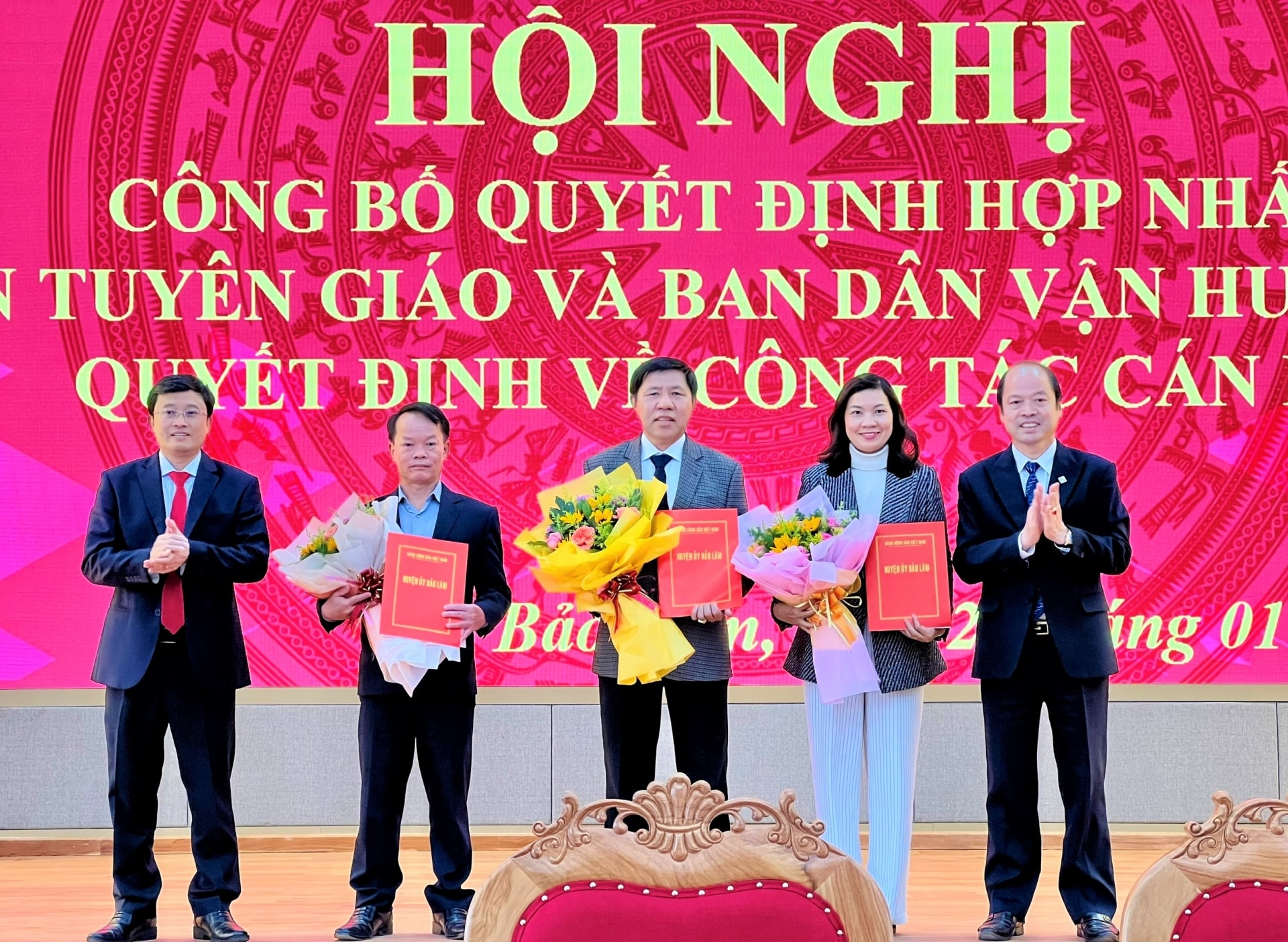 Bí thư Huyện Ủy Bảo Lâm Nguyễn Viết Vân và Chủ tịch UBND huyện Bảo Lâm Trương Hoài Minh trao các quyết định bổ nhiệm