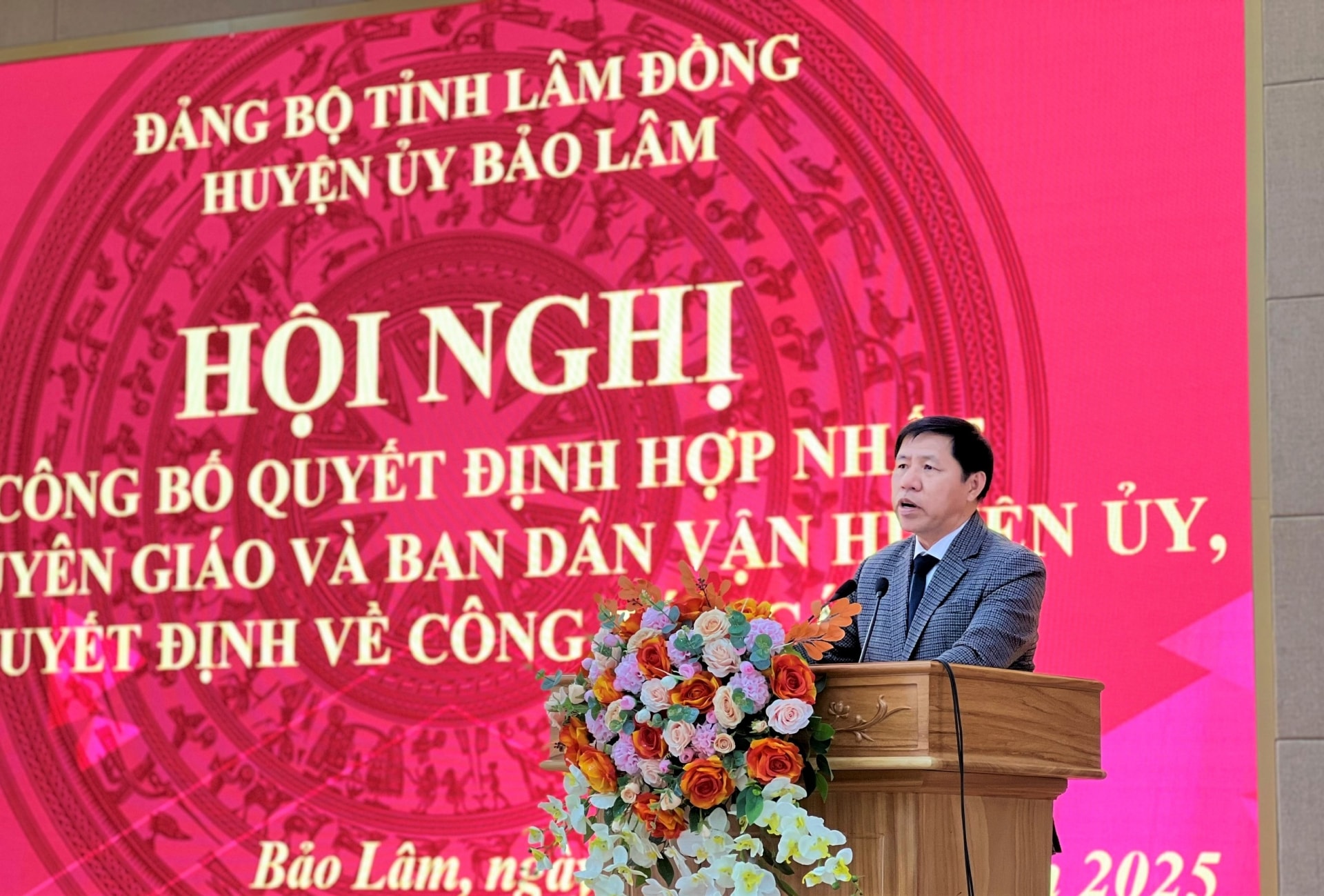 Trưởng Ban Tuyên giáo và Dân vận Huyện ủy Bảo Lâm Hoàng Ngọc Khuyên phát biểu nhận nhiệm vụ tại Hội nghị