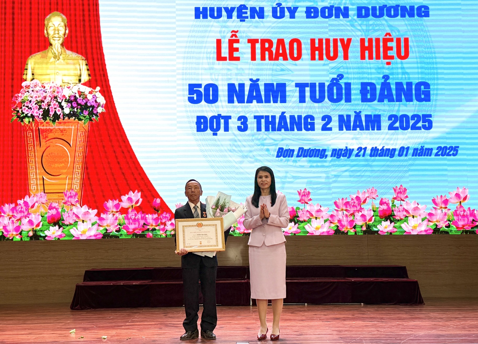 Đồng chí Đinh Thị Mai - Phó Bí thư Huyện ủy Đơn Dương trao Huy hiệu 50 năm tuổi Đảng cho đảng viên