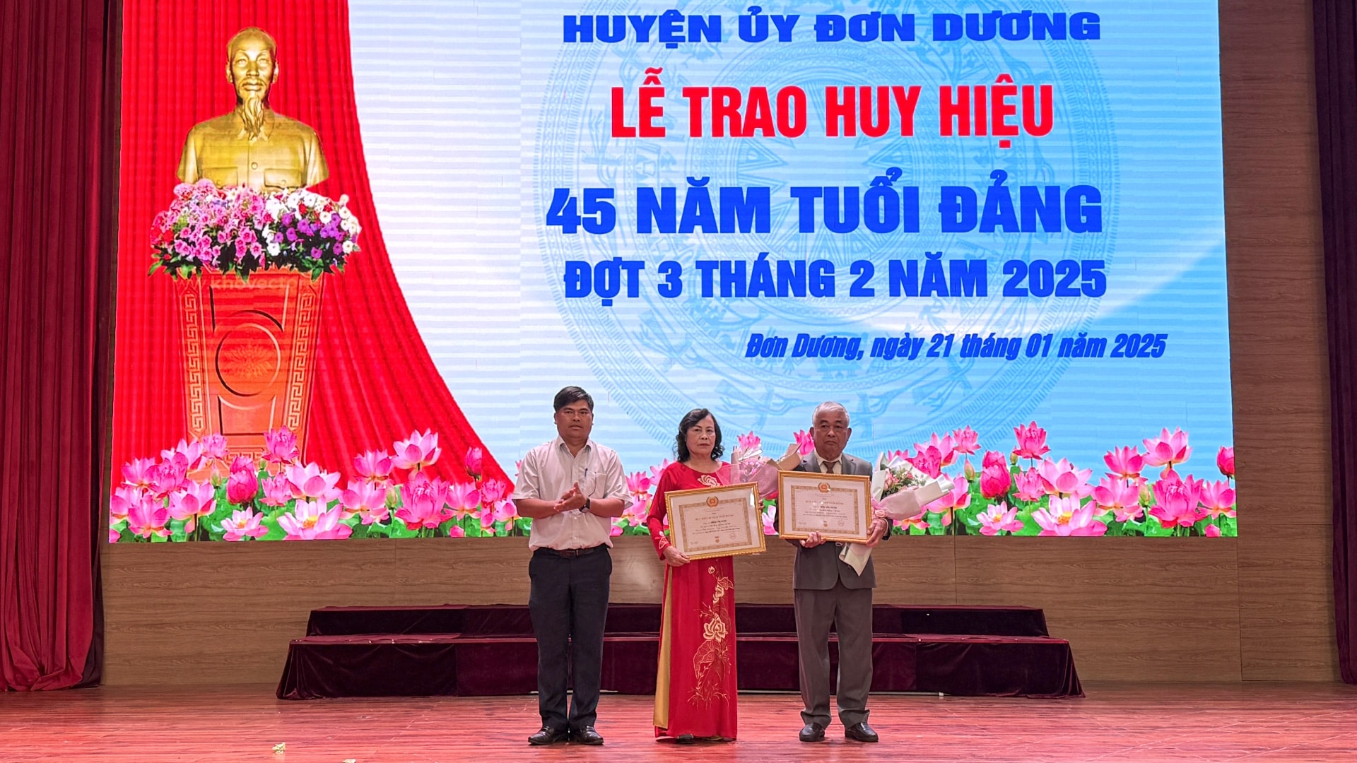 Đồng chí Nguyễn Đình Tịnh - Phó Chủ tịch UBND huyện Đơn Dương trao Huy hiệu 45 tuổi Đảng cho các đảng viên