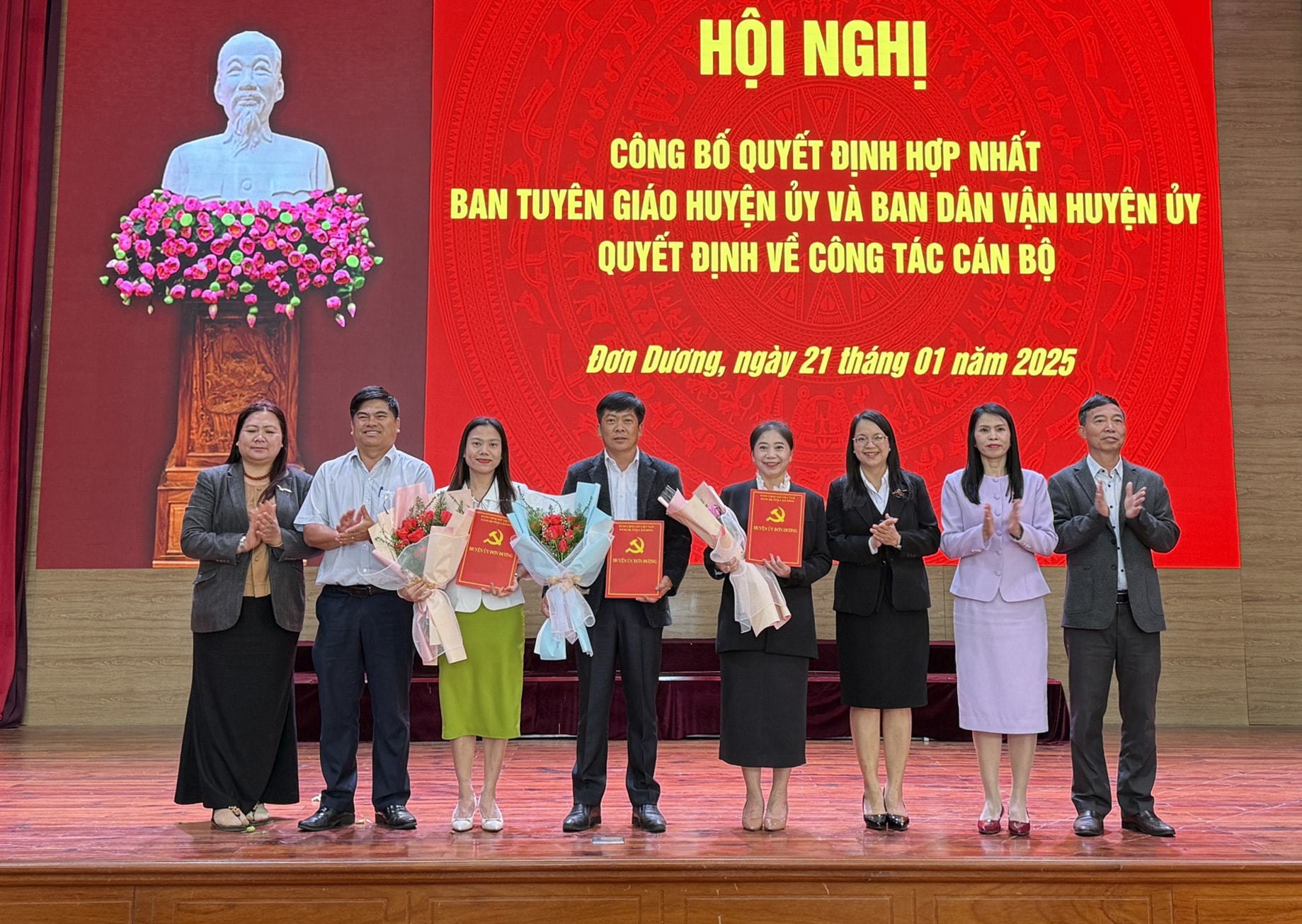 Ban Thường vụ Huyện ủy Đơn Dương trao quyết định bổ nhiệm cho các đồng chí Trưởng, Phó Ban Tuyên giáo và Dân vận Huyện ủy