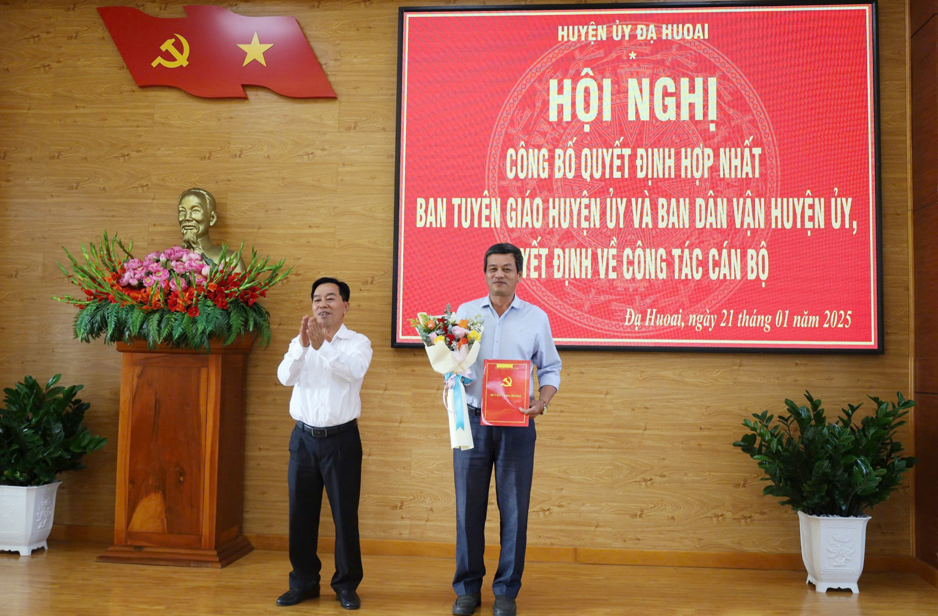 Bí thư Huyện ủy Đạ Huoai Nguyễn Quý Mỵ trao quyết định bổ nhiệm và tặng hoa chúc mừng Tân Trưởng Ban Tuyên giáo và Dân vận Huyện ủy Nguyễn Quốc Phi
