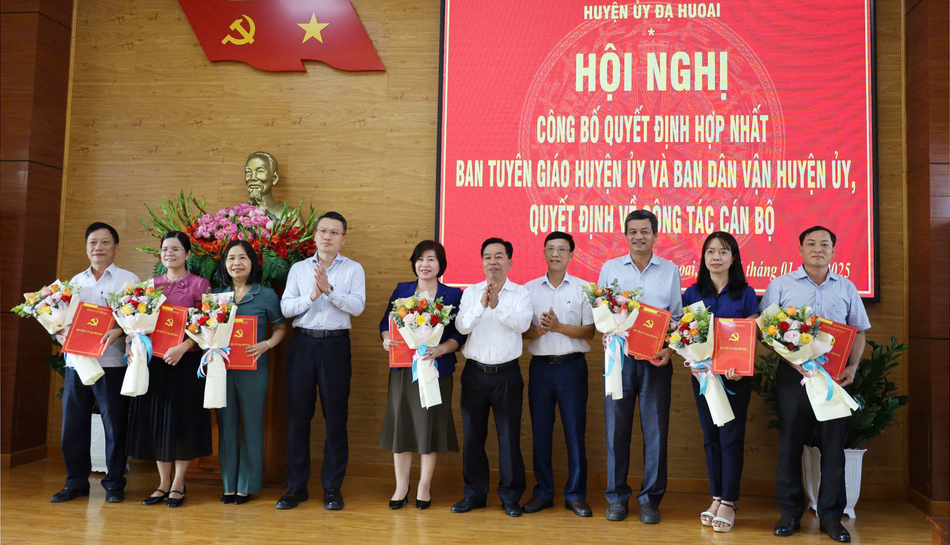 Đồng chí Nguyễn Mạnh Việt - Phó Bí thư Huyện ủy, Chủ tịch HĐND huyện; Phó Bí thư, Chủ tịch UBND huyện Nguyễn Tiến Dũng trao quyết định bổ nhiệm và tặng hoa chúc mừng các đồng chí giữ chức vụ Phó Trưởng Ban Tuyên giáo và Dân vận Huyện ủy