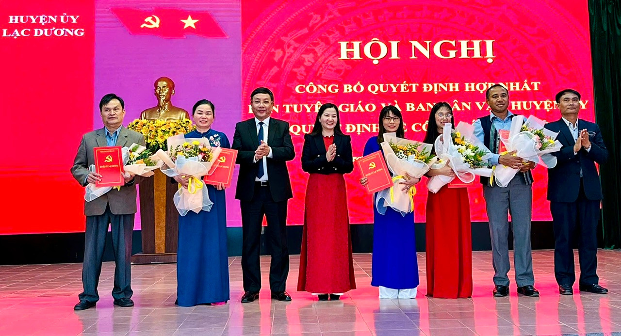 trao quyết định bổ nhiệm cho các đồng chí Trưởng, Phó Ban Tuyên giáo và Dân vận Huyện ủy