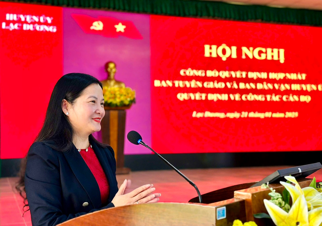 đồng chí: Trần Thị Chúc Quỳnh – Bí thư Huyện ủy Lạc Dương phát biểu giao nhiệm vịu