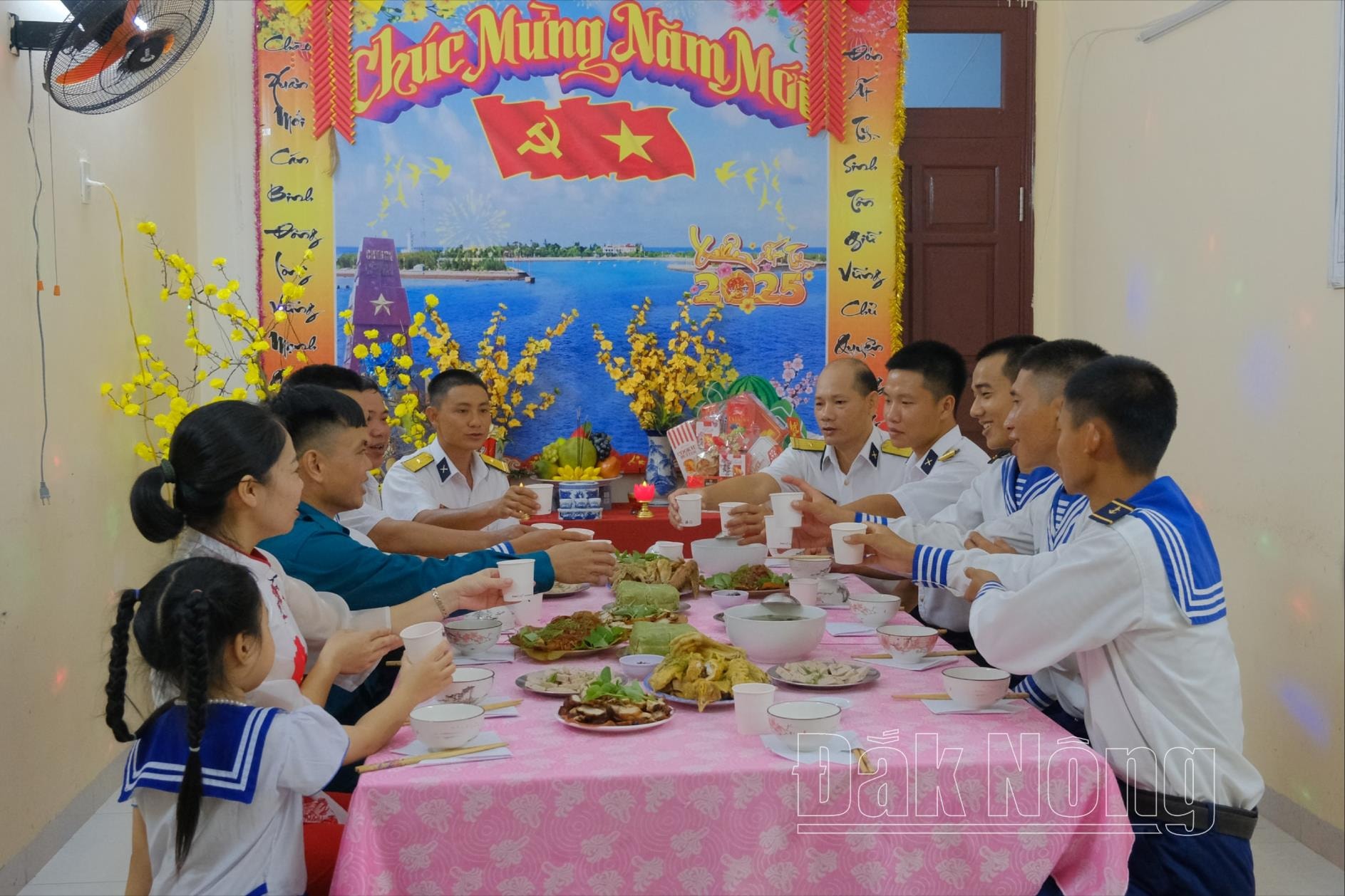 Trong thời khắc chuyển giao giữa năm cũ và năm mới, ngồi quây quần bên mâm cơm tất niên ở đảo xa, gia đình chị Huyền và cán bộ, chiến sĩ đều cảm thấy ấm áp, nỗi nhớ nhà cũng dường như được vơi đi