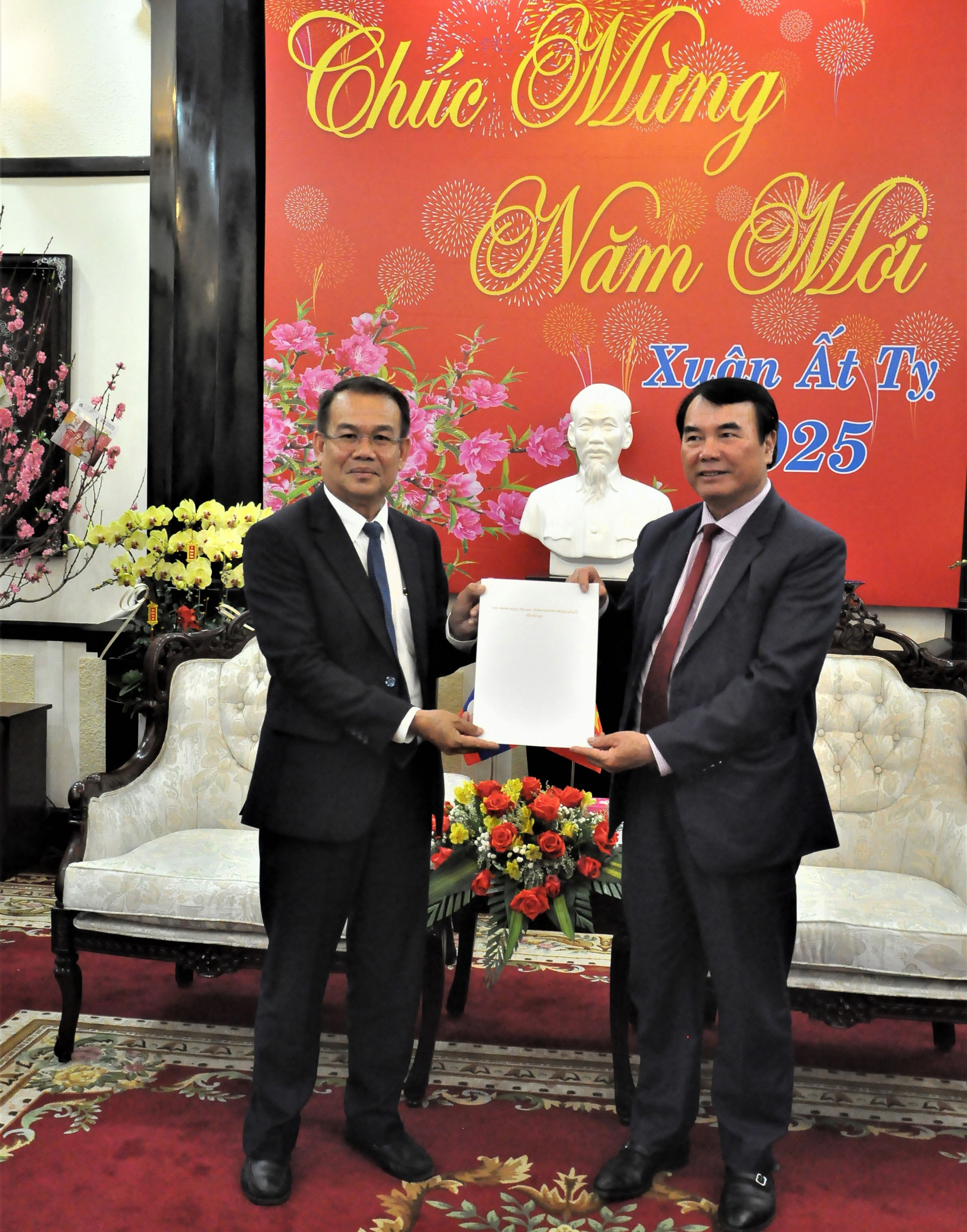 Ông Som Bouttakoun, Phó Tỉnh trưởng tỉnh Champasak trao Thư chúc Tết của lãnh đạo tỉnh Champasak đến lãnh đạo tỉnh Lâm Đồng