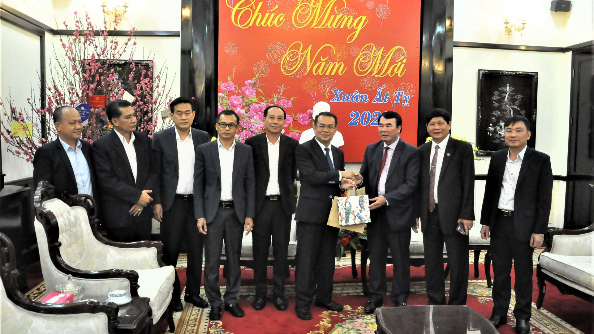 Đoàn Công tác tỉnh Champasak trao vật phẩm lưu niệm cho lãnh đạo tỉnh Lâm Đồng